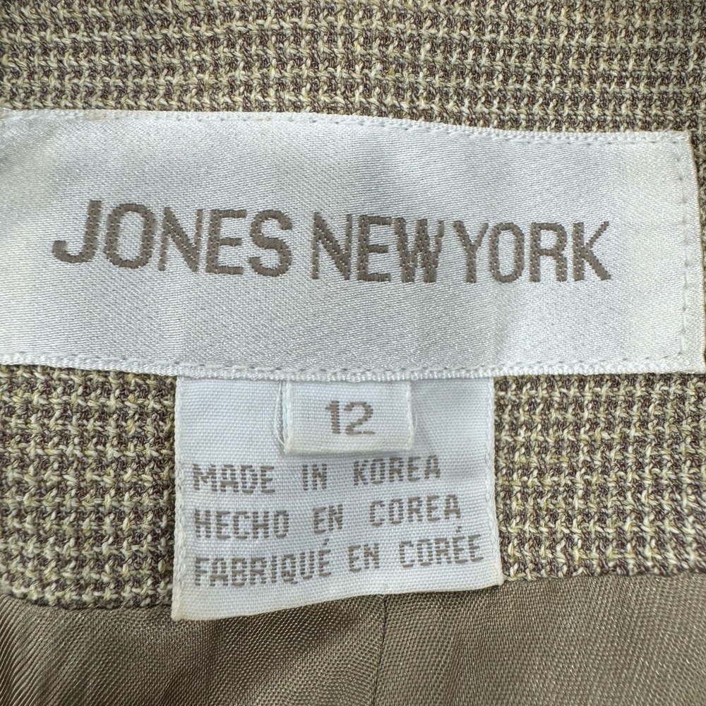 Jones of New York 3 button pantsuit! Slim fitting w/lightly padded shoulders! - Picture 4 of 8